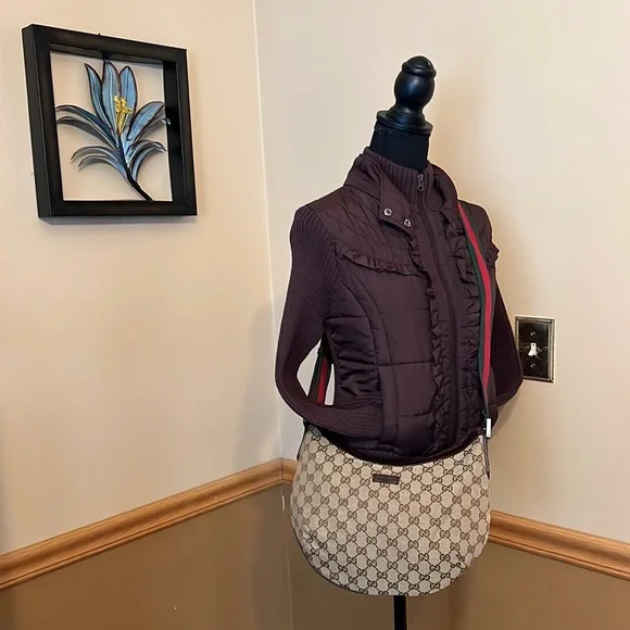 Gucci Beige and Brown Crossbody Bag with Red and Green Strap - Picture 2 of 16